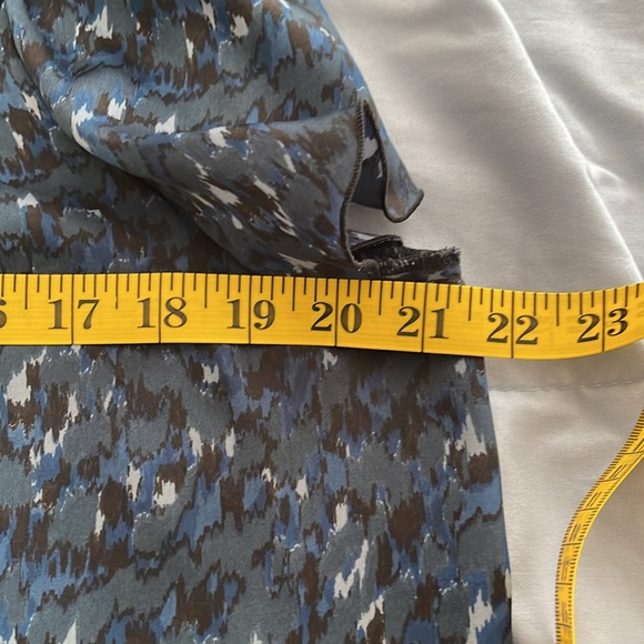 Ann Taylor Loft. Size L Navy blue blouse. Like new! Excellent condition! - Picture 9 of 10